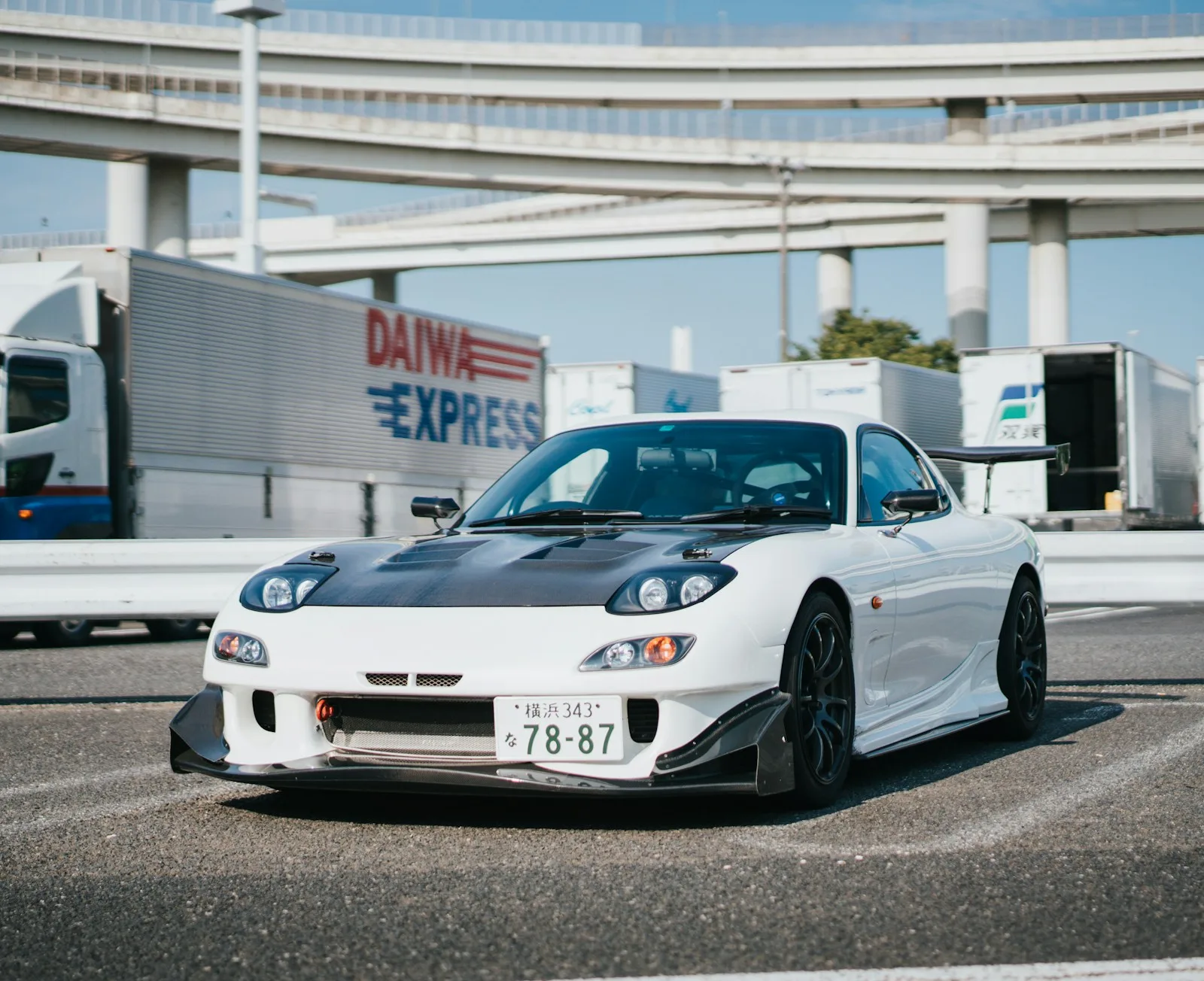日本のナンバープレートを付けた車の写真
