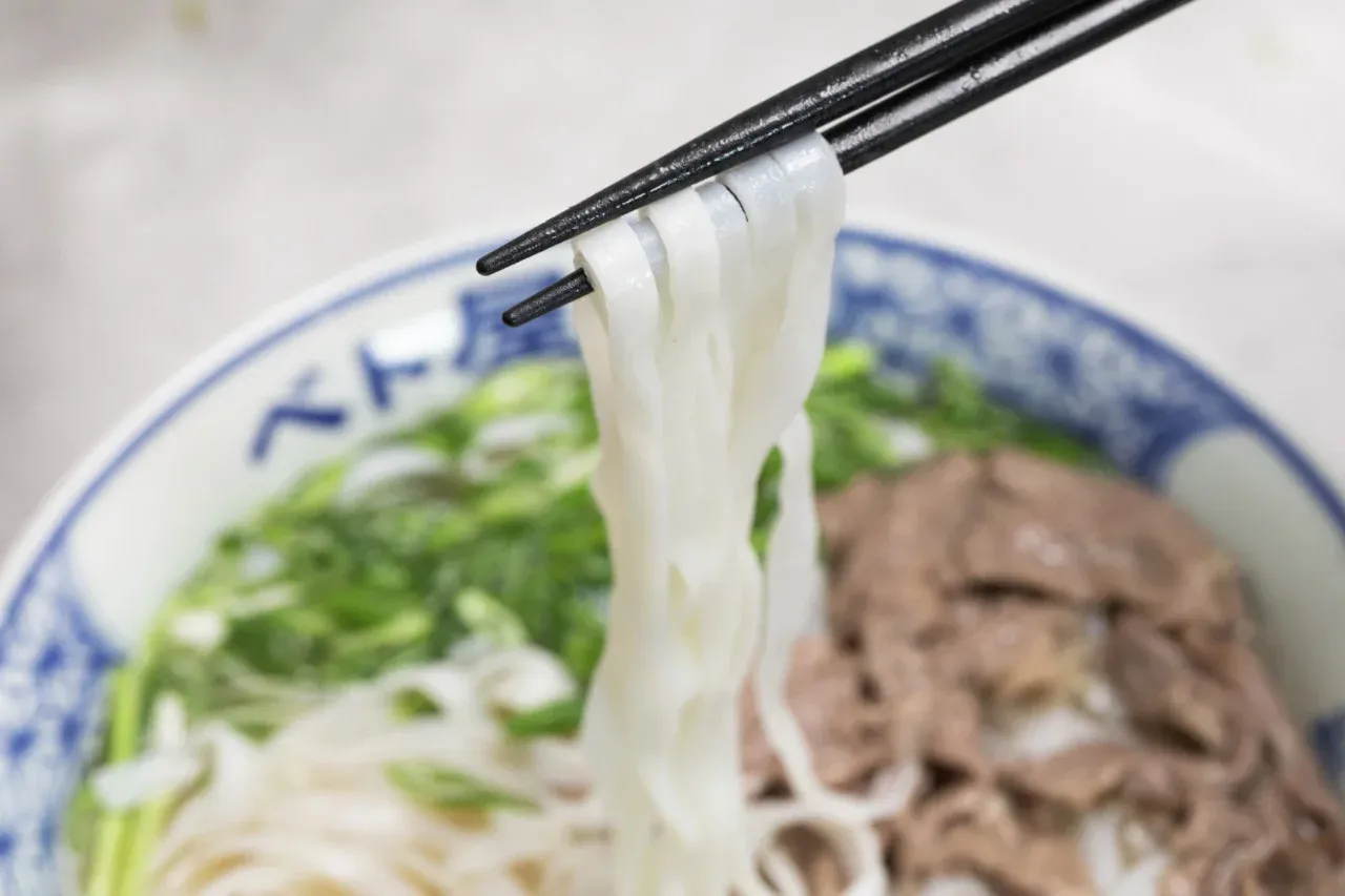 Betoyaの生フォー麺とスープの写真