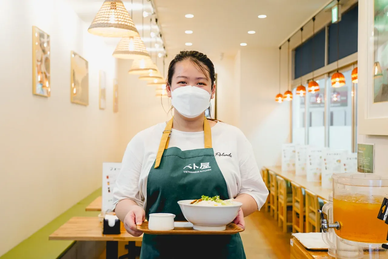 Betoya（ベト屋）の店内で料理を提供するスタッフ。公式サイト掲載写真