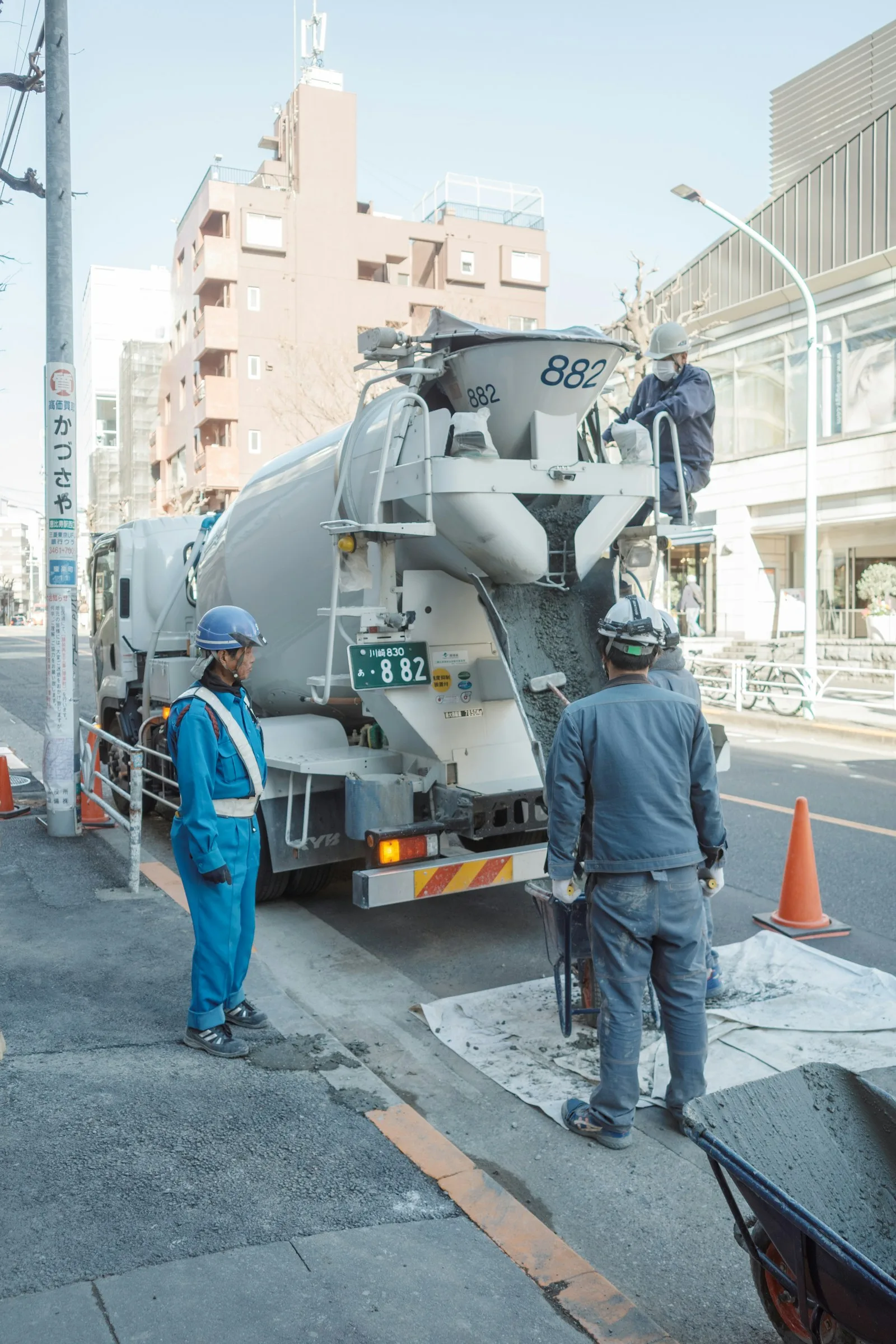 東京・代官山の工事現場で働く作業員の写真